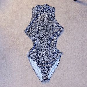 Gaze Gray Cheetah Bodysuit Size M